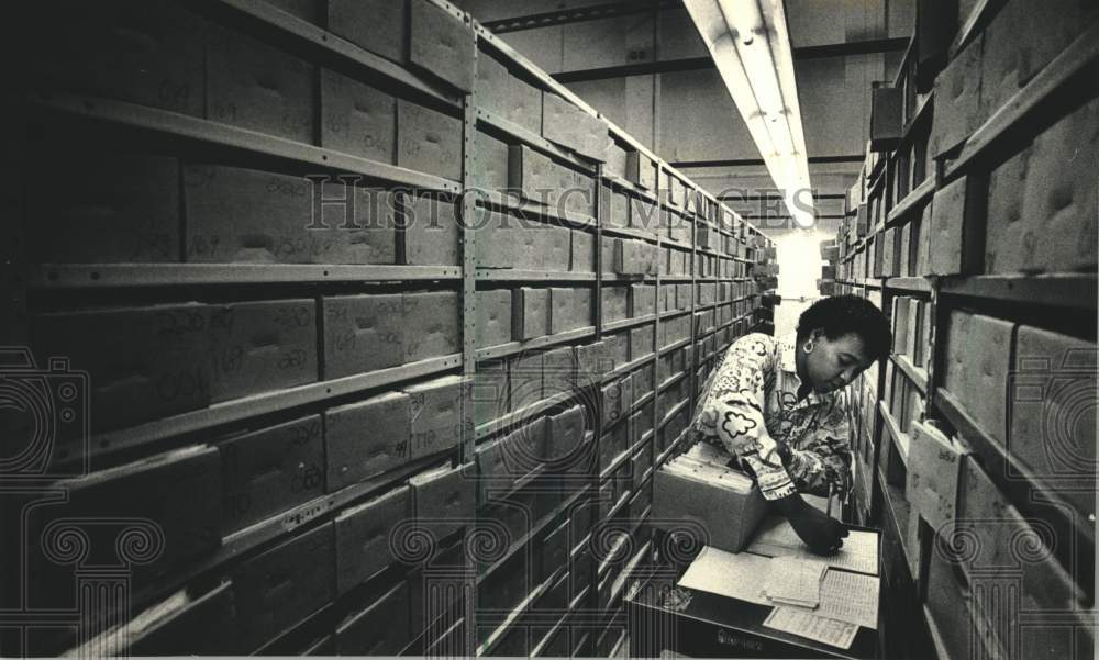 1988 Press Photo Tax clerk Thelma Holliday files paperwork for the IRS - Historic Images