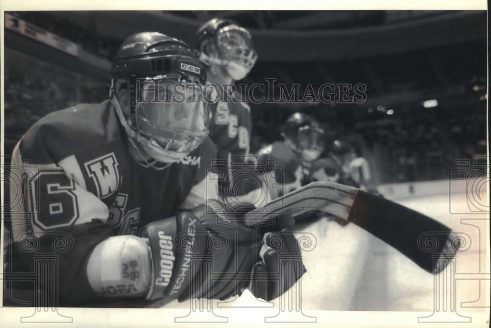 1994 Press Photo Max Williams plays for the University of Wisconsin hockey team - Historic Images