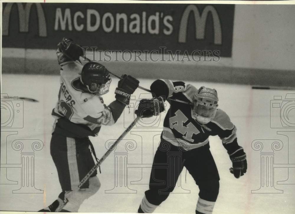 1994 Press Photo University of Wisconsin's Mike Doers battles a Minnesota skater - Historic Images