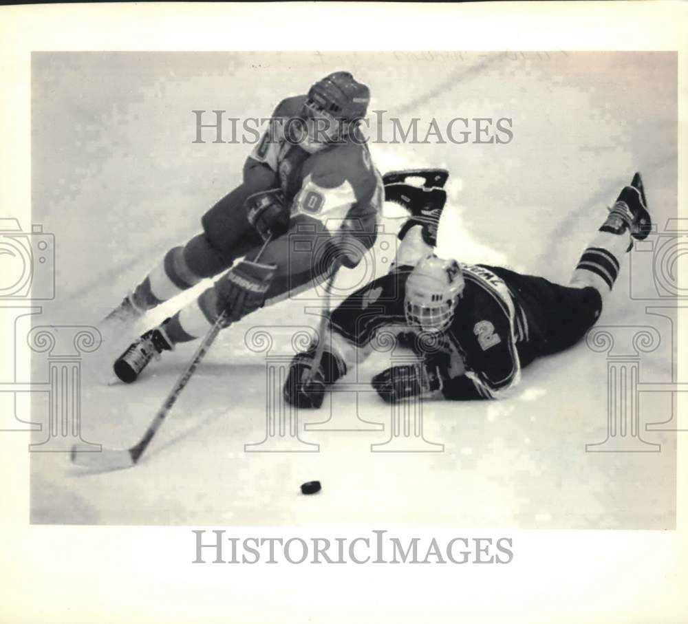 1994 Press Photo Badger Shawn Carter skates past Minnesota's Greg Zwakman - Historic Images