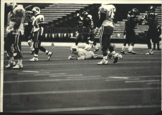 1992 Press Photo Badger's Darrell Bevell in disbelief over loss to Northwestern - Historic Images