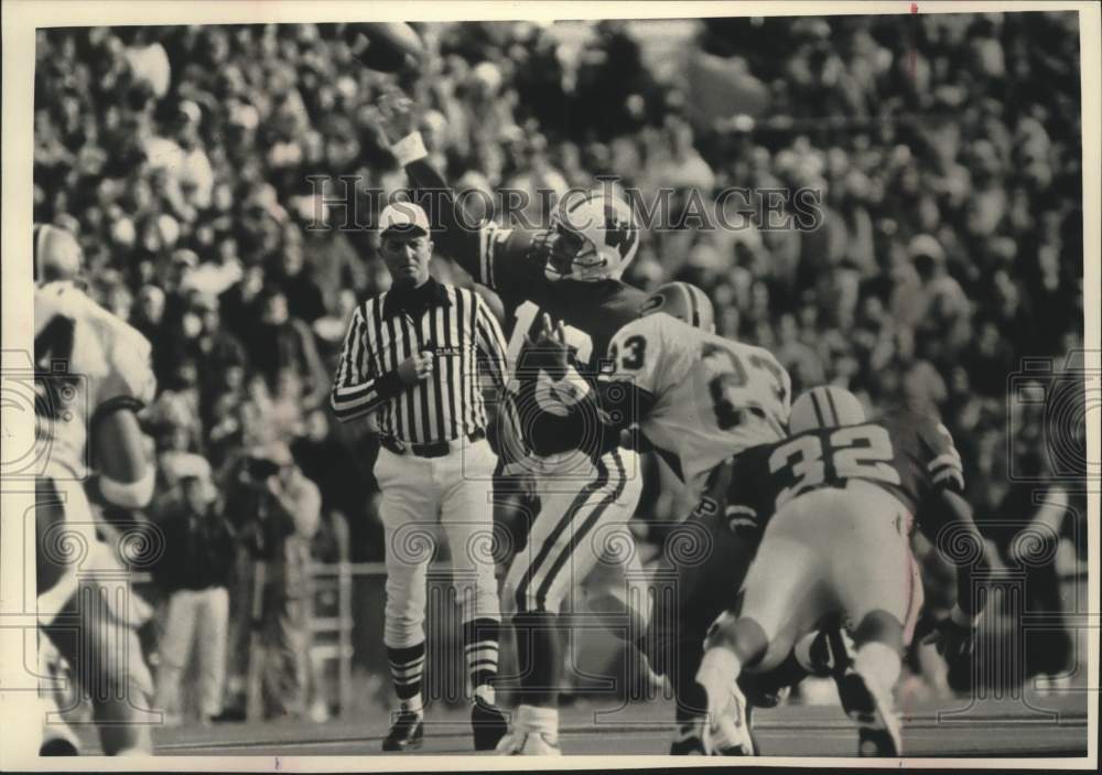 1992 Press Photo University of Wisconsin quarterback Jay Macias battles Purdue - Historic Images