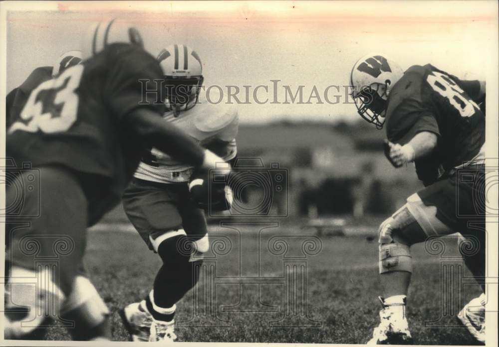 1992 Press Photo Badger defenders tackle ball carrier during practice, Wisconsin - Historic Images