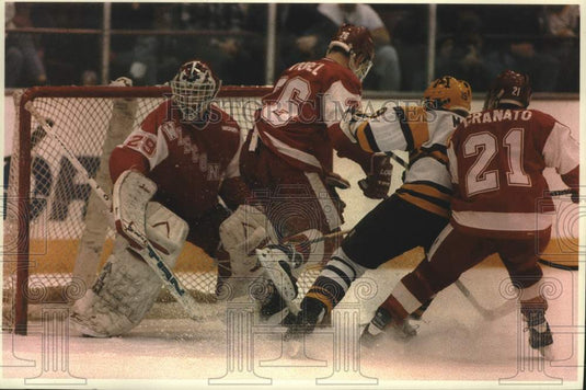 1994 Press Photo Jim Carey, Mark Strobel, Rob Granato go for puck, Minneapolis. - Historic Images