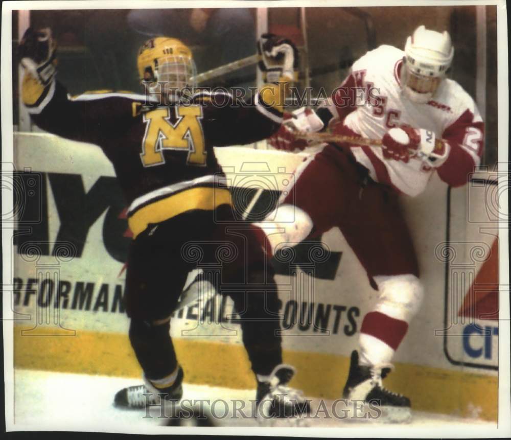 1995 Press Photo Mike Strobel Wisconsin, against Minnesota at game, Wisconsin. - Historic Images