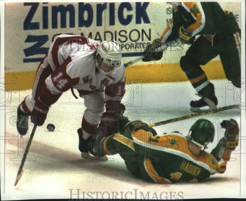 1995 Press Photo Chris Tok Badger takes down Greg Hadden Wildcat, Wisconsin. - Historic Images