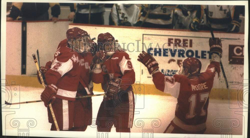 1994 Press Photo Blaine Moore, Ulvis Katlaps, others celebrate goal, Wisconsin. - Historic Images