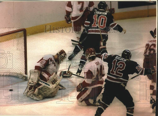 1994 Press Photo Jim Carey, Chris Tok Badgers dejected, others, Wisconsin. - Historic Images