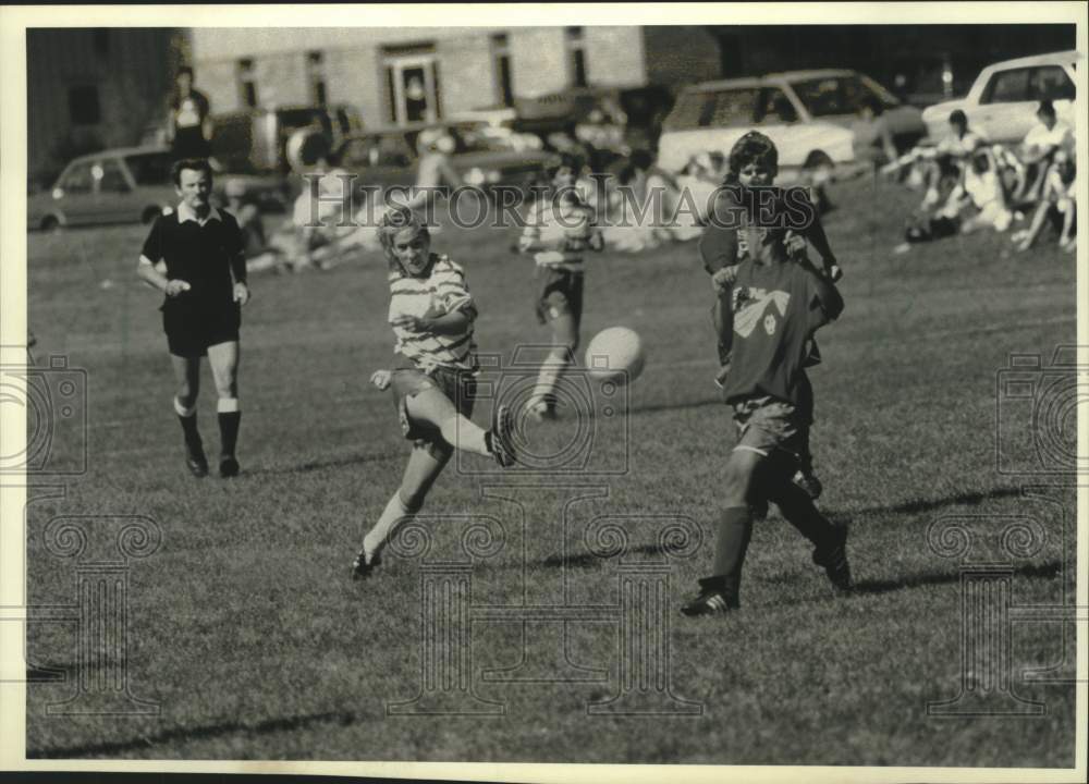 1991 Press Photo Kristin Williams Lakes player kicks ball, others, Wisconsin. - Historic Images