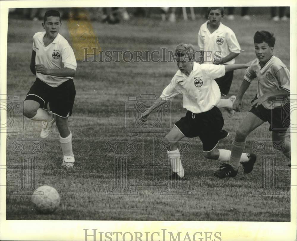 1993 Press Photo Hartland Lions &amp; West Allis Westend Rangers in soccer match - Historic Images