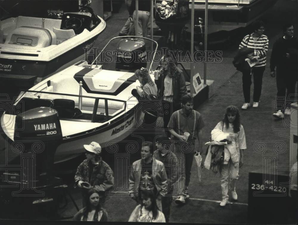 1991 Press Photo Visitors Stroll Among Boats at Milwaukee Sentinel Sports Show - Historic Images