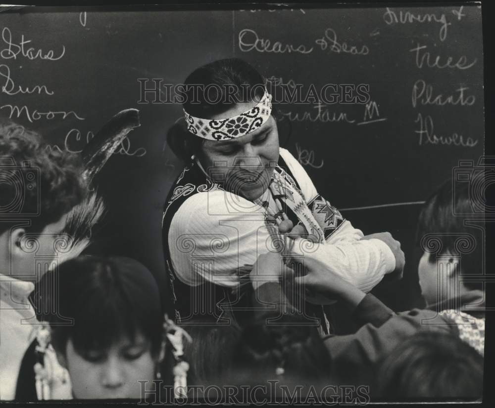 1979 Press Photo Youngsters Examine Milwaukee Indian Gerald Sanapaw&#39;s Costume - Historic Images