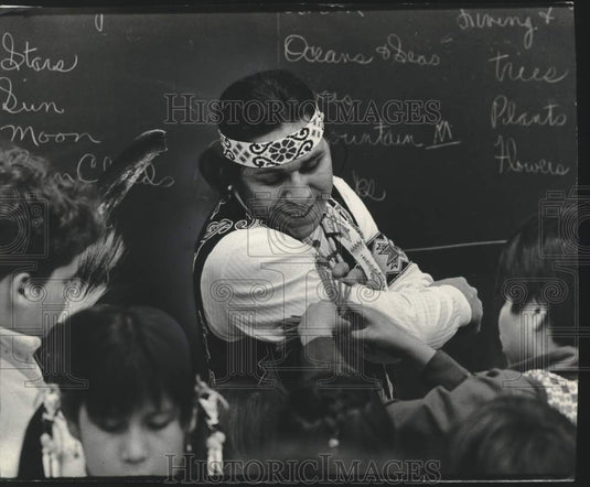 1979 Press Photo Youngsters Examine Milwaukee Indian Gerald Sanapaw's Costume - Historic Images