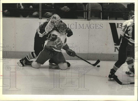 1994 Press Photo Wisconsin's Skater Brought to Knees by Minnesota's Defense - Historic Images