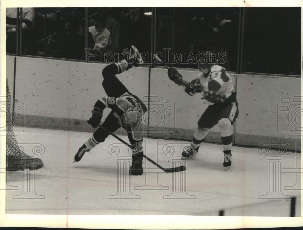 1994 Press Photo Minnesota&#39;s Brink Loses Balance as Wisconsin&#39;s Strobel Watches - Historic Images