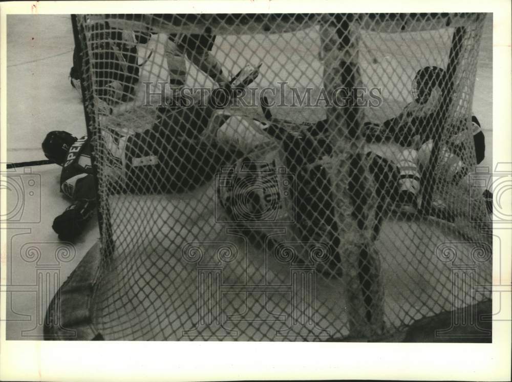 1994 Press Photo Wisconsin Players and Northern Michigan&#39;s Goalie Tripped Up - Historic Images