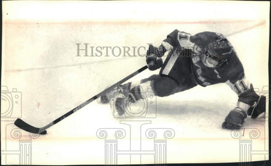 1982 Press Photo Wisconsin's Rick Enrico Tries to Maintain Control of Puck - Historic Images
