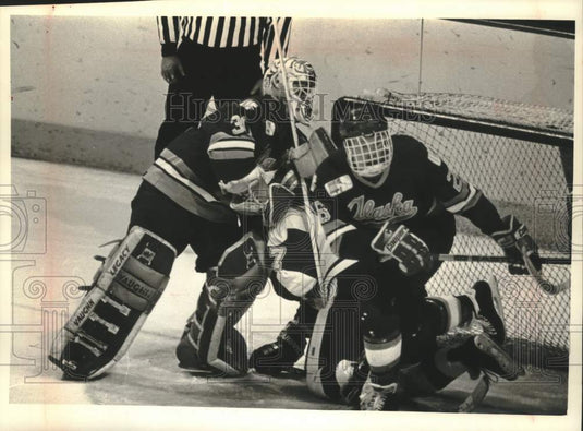 1993 Press Photo Blaine Moore Sandwiched by Alaska's Goalie Brian Fish - Historic Images