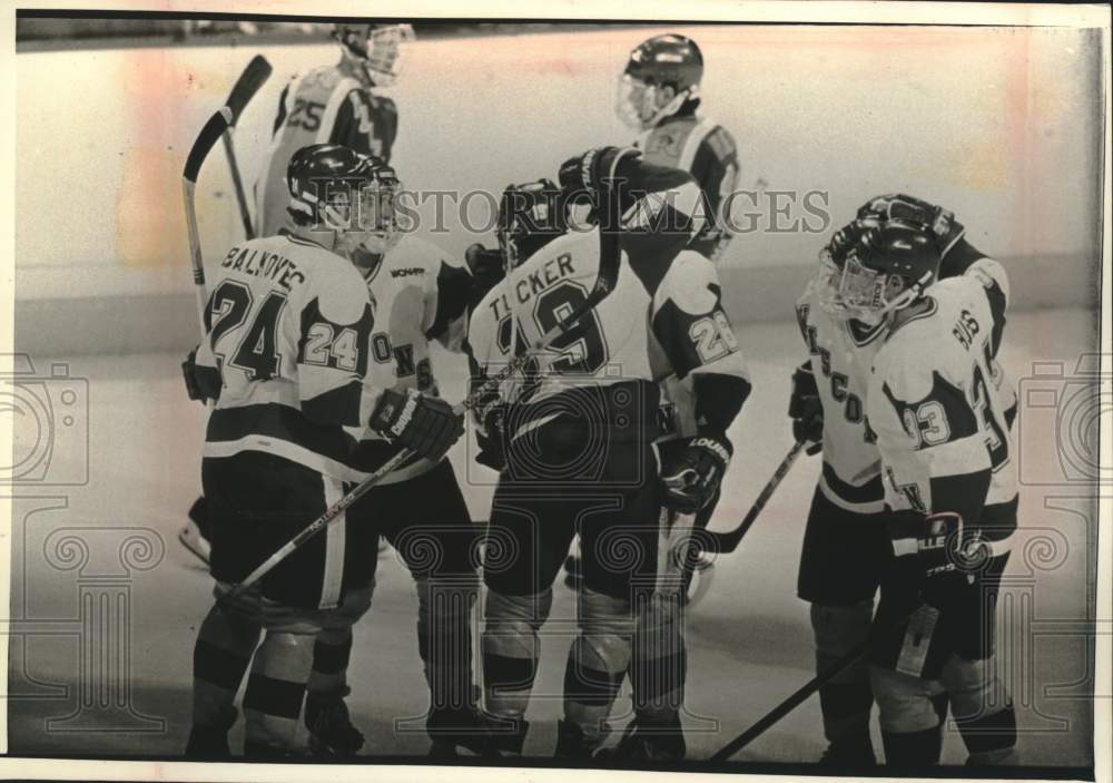 1993 Press Photo Badgers celebrate Chris Tucker's goal over Northern Michigan - Historic Images