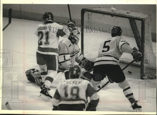 1994 Press Photo Wisconsin's Rob Granato jumps for joy at the Bradley Center - Historic Images