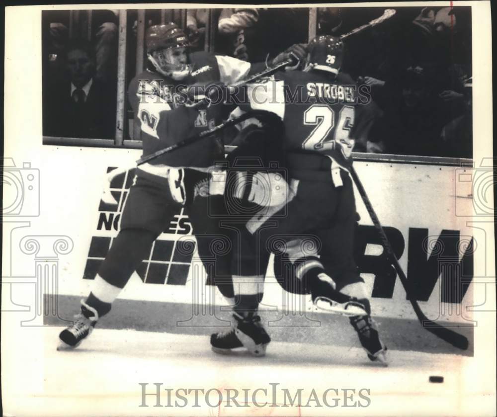 1994 Press Photo Mark Strobel & Ulvis Katlaps sandwich Minnesota hockey player - Historic Images
