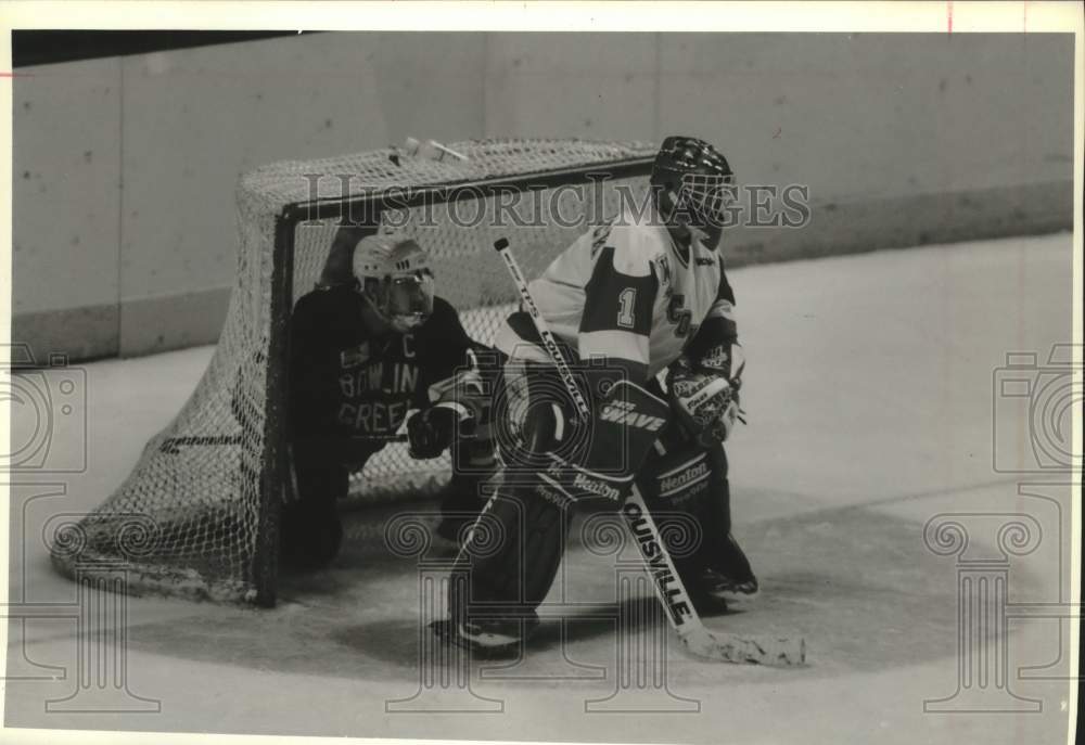 1994 Press Photo University of Wisconsin goalie Kirk Daubenspeck guards the net - Historic Images