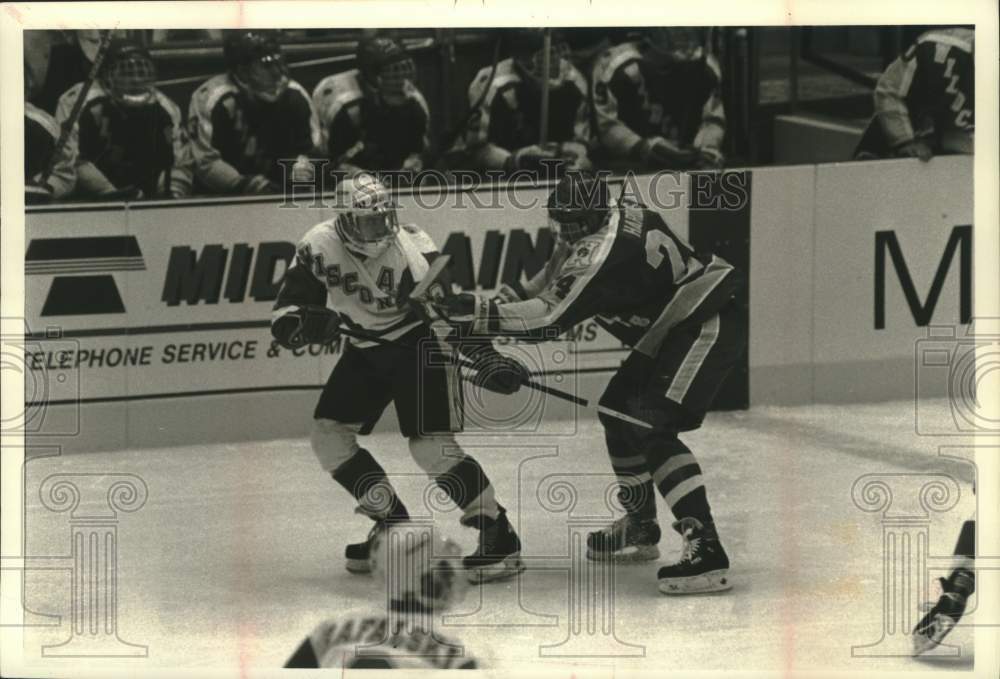 1994 Press Photo Wisconsin hockey team&#39;s Jamie Spencer blocks Northern Michigan - Historic Images
