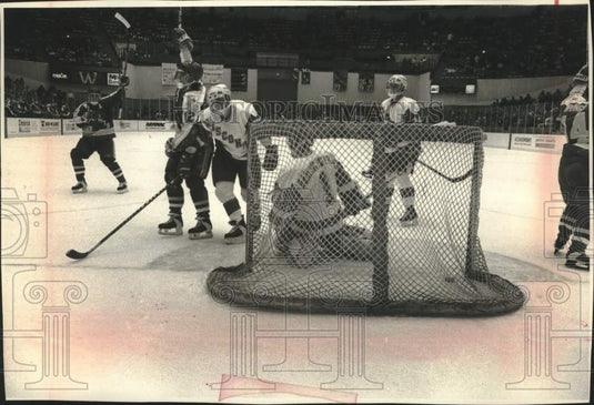 1994 Press Photo Northern Michigan celebrates goal over Wisconsin hockey team - Historic Images