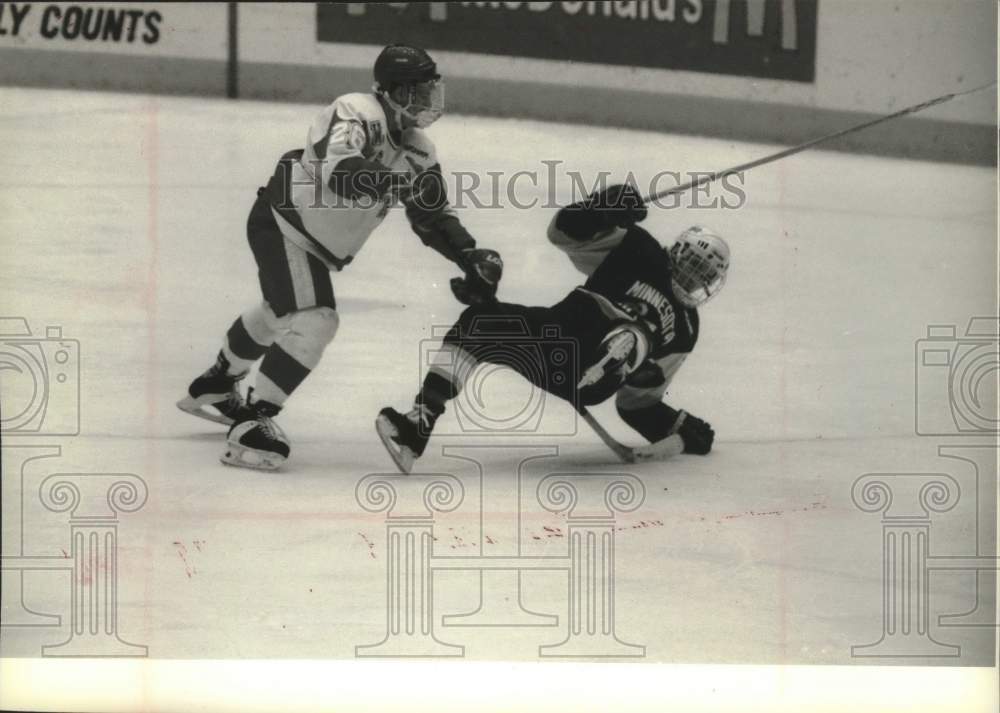 1994 Press Photo Badger defenseman Mark Strobel routs a Minnesota hockey player - Historic Images