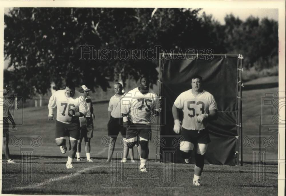 1992 Press Photo Wisconsin offensive linemen run sprints at Holy Name Seminary - Historic Images