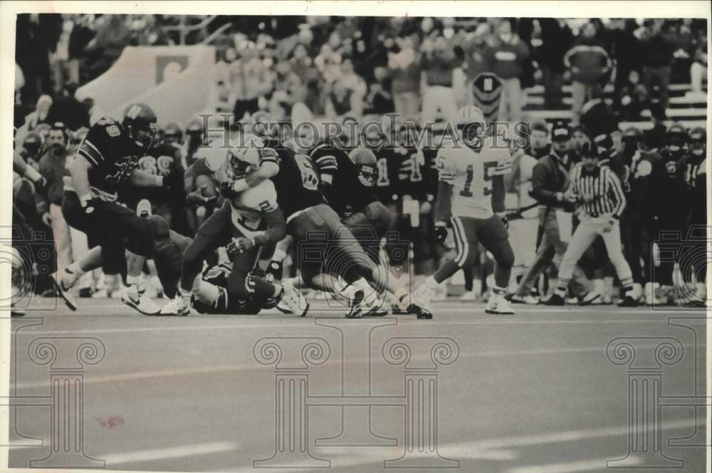 1992 Press Photo Univ of Wisconsin player Lee DeRamus tackled after reception. - Historic Images