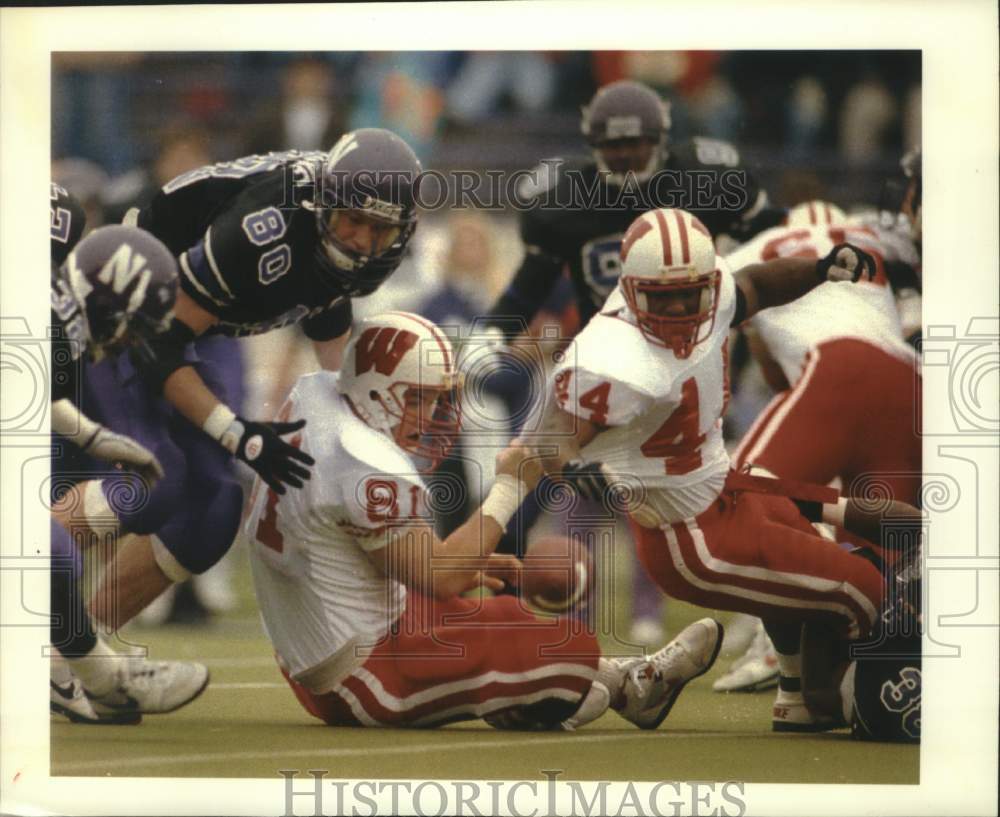 1992 Press Photo University of Wisconsin football players try to recover ball. - Historic Images