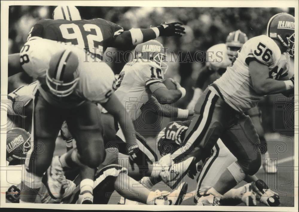 1992 Press Photo Univ. of Wisconsin&#39;s Carlos Fowler lunges for Illinois runner - Historic Images