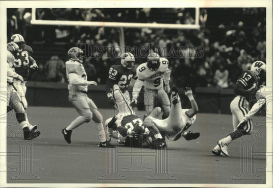 1992 Press Photo Wisconsin runner Ron Johnson lands on his back after play. - Historic Images