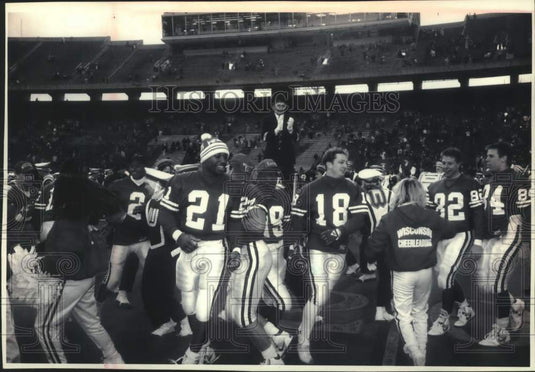 1992 Press Photo Wisconsin's band leader Michael Leckrone helps celebrate win. - Historic Images