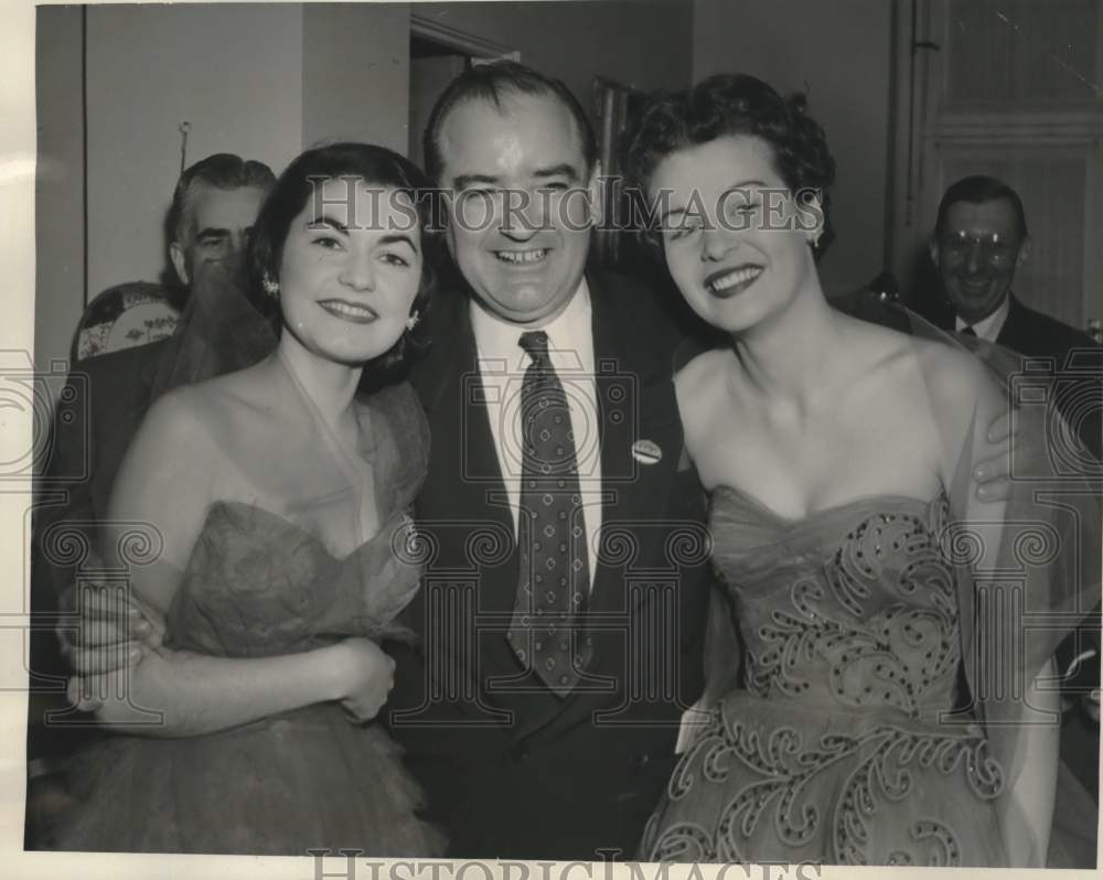 1954, Sen. Joseph McCarthy poses with auto show queens in Chicago - Historic Images