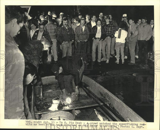 1987 Press Photo Crowd Watch As Chippewa Indians Unload Spearfishing Catch - Historic Images