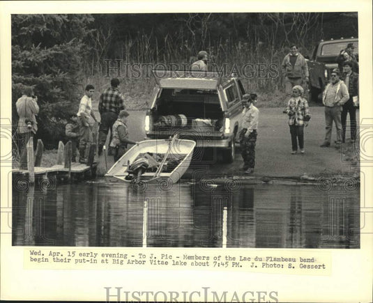 1987 Press Photo Chippewa Indians Unload Boat at Big Arbor Viate Lake - Historic Images