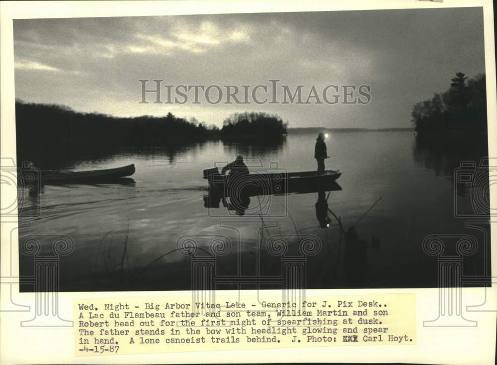 1987 Press Photo Lac du Flambeau Father and Son Head Out for Night Spearfishing - Historic Images
