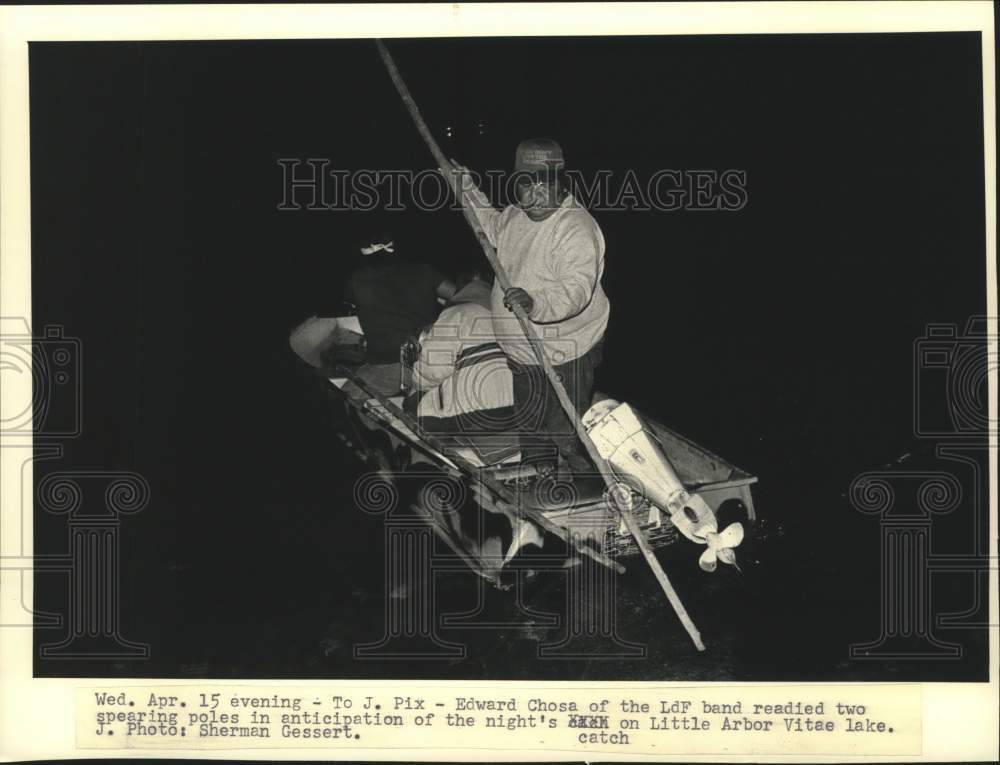 1987 Press Photo Lac du Flambeau Chippewa Edward Chose Prepares Spear for Fish - Historic Images