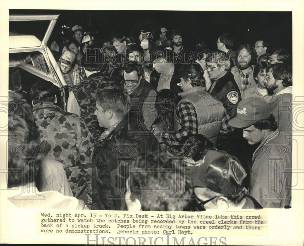 1987 Press Photo Crowd Gathers at Big Arbor Vitae Lake to Watch Recorded Catch - Historic Images