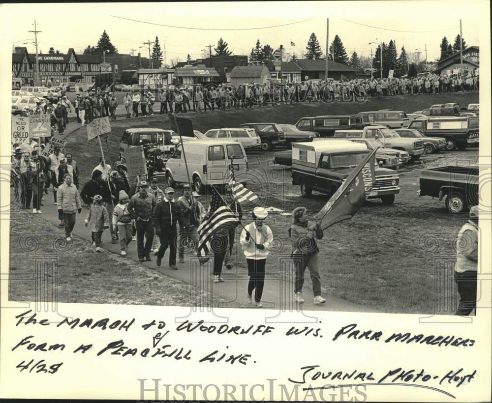 1987 Press Photo Woodruff Wisconsin Park Marchers Form Peaceful Line - mjc38456 - Historic Images