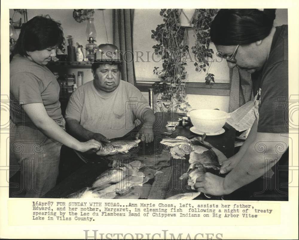 1987 Press Photo The Chosa&#39;s, A Chippewa Indian Family, Clean Fish They Speared - Historic Images