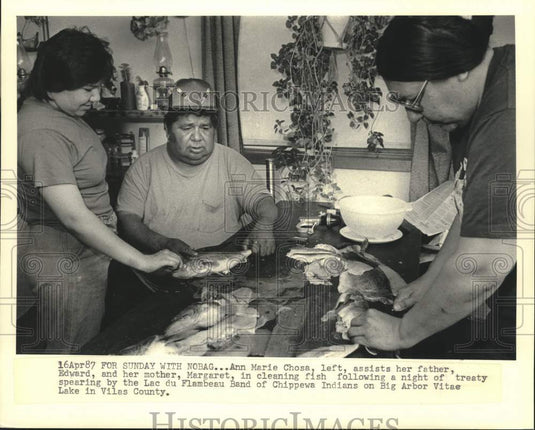 1987 Press Photo The Chosa's, A Chippewa Indian Family, Clean Fish They Speared - Historic Images
