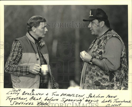 1987 Press Photo Before Spearfishing Season Larry Greschner and Tom Maulson Chat - Historic Images