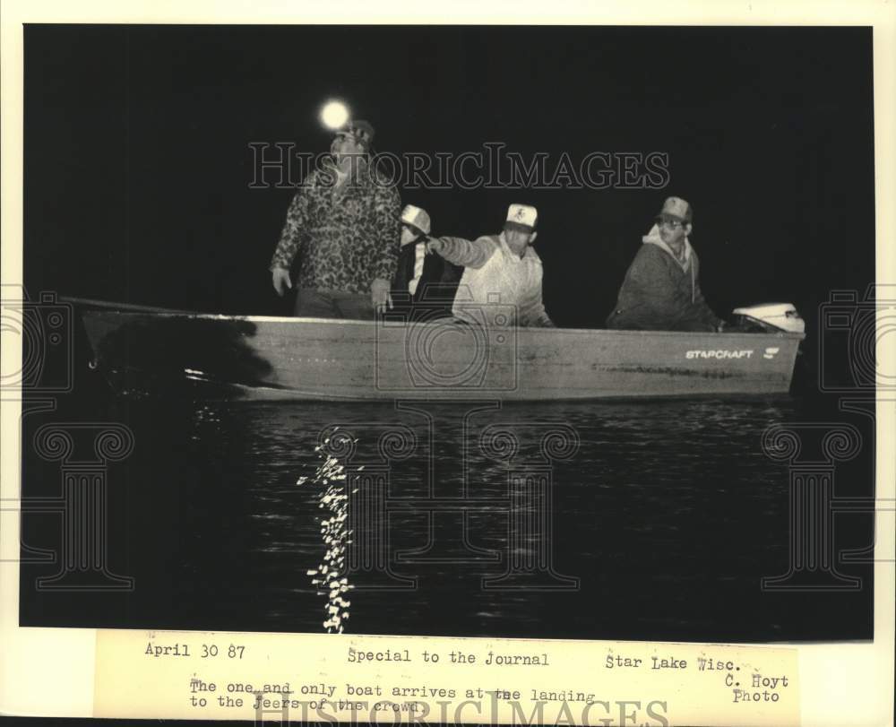 1987 Press Photo Native Americans In Spearfishing Boat On Star Lake, Wisconsin - Historic Images