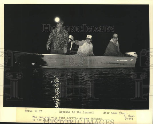 1987 Press Photo Native Americans In Spearfishing Boat On Star Lake, Wisconsin - Historic Images