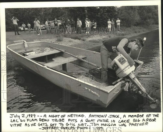 1989 Press Photo Native American Anthony Jack Puts Motor In Lake Arbor Vitae - Historic Images