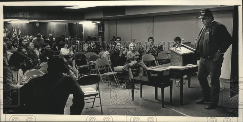 1989 Press Photo Tribal Judge Tom Maulson Speaks At Nicolet Community College - Historic Images