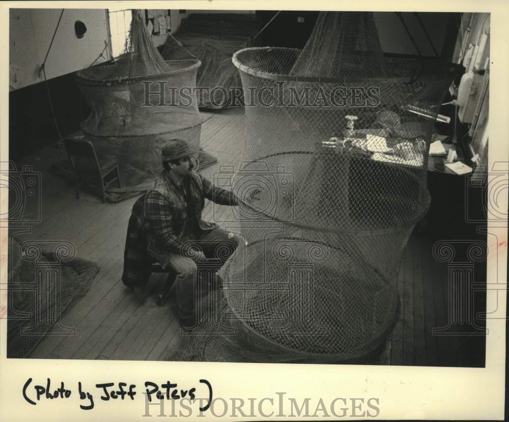 1989 Press Photo Chippewa Carl White, fisheries technician at Lac du Flambeau - Historic Images